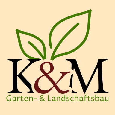 Logo der Firma K&M Garten- & Landschaftsbau, dass eine gezeichnete Pflanze im Hintergrund und einen Schriftzug im Vordergrund zeigt.